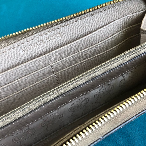 Michael Kors Jet Set Wallet - Picture 4 of 7